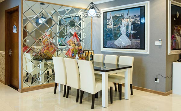 Thiết kế nội thất đơn giản với Gương giúp nhân đôi không gian, tranh ảnh giúp kéo dài diện tích