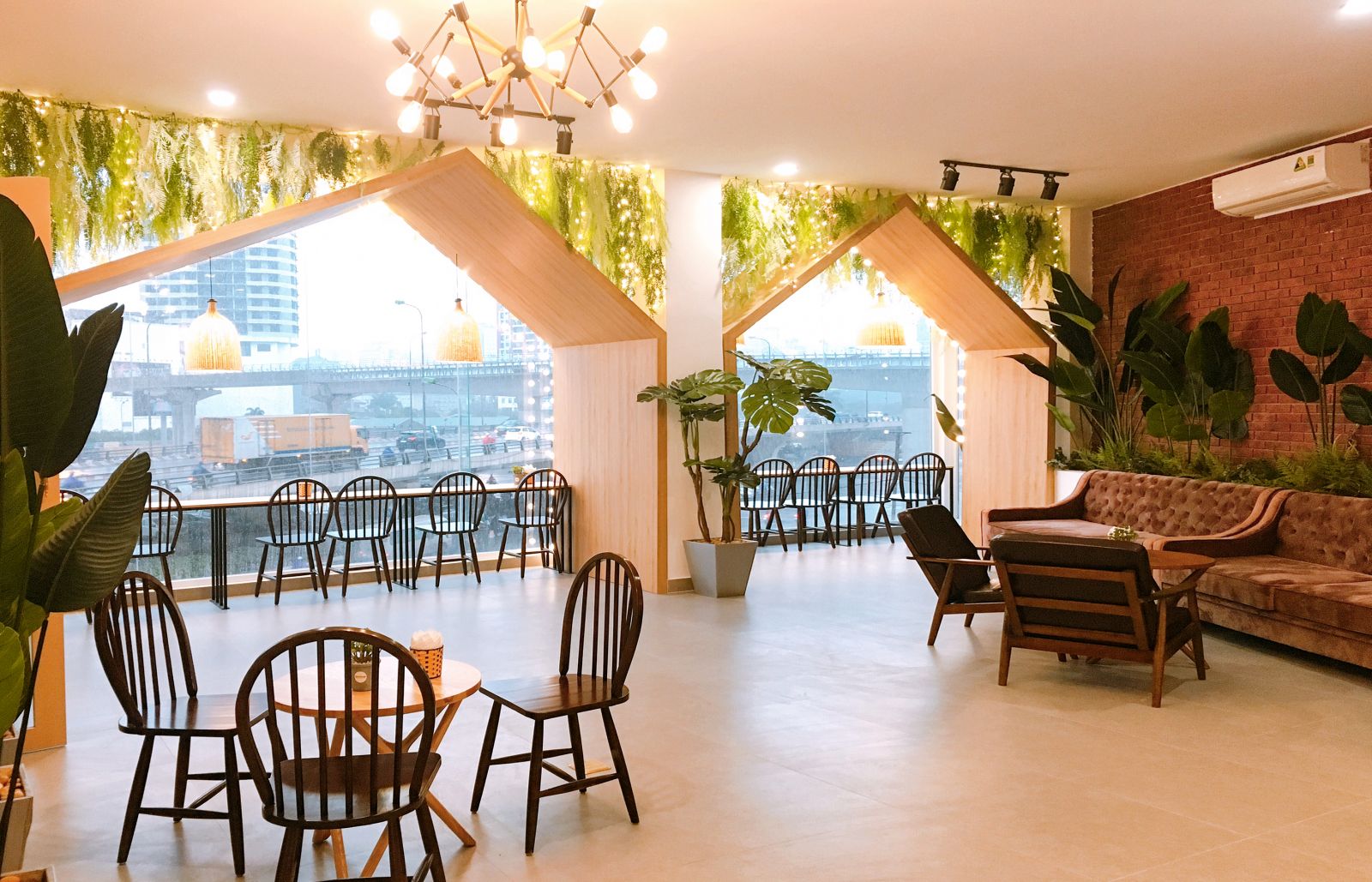 Nội thất đơn giản, gọn nhẹ, dễ vận chuyển và vệ sinh là một trong những đặc điểm của quán cà phê theo phong cách hàn quốc