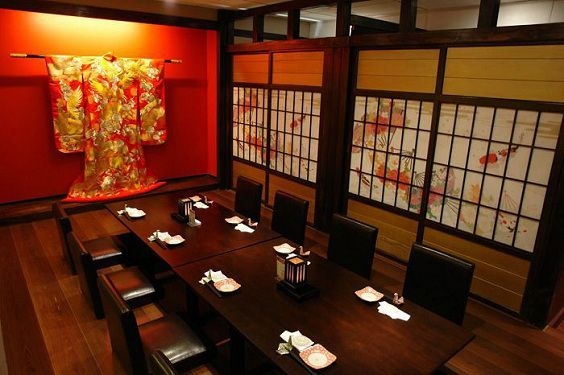 Không gian nhà hàng phong cách Nhật luôn chú trọng đến văn hóa