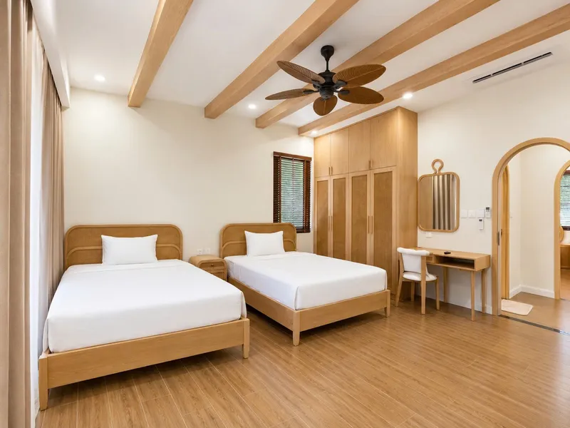 Thiết kế nội thất phòng ngủ đôi cao cấp với hai giường đơn và góc làm việc tiện nghi do SMJA Home thực hiện