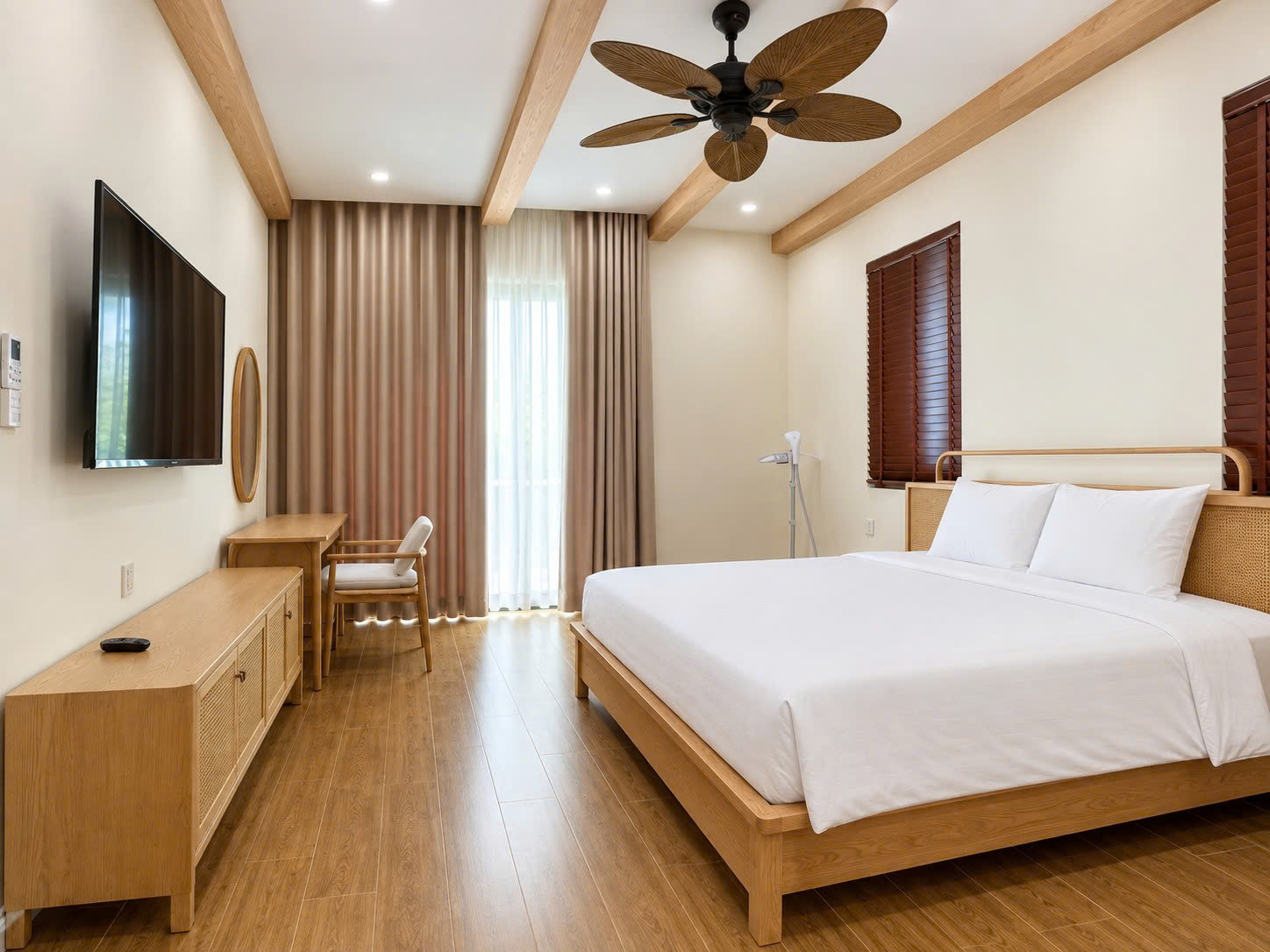 Không gian phòng ngủ master hiện đại, thông thoáng với nội thất gỗ tự nhiên do SMJA Home thực hiện