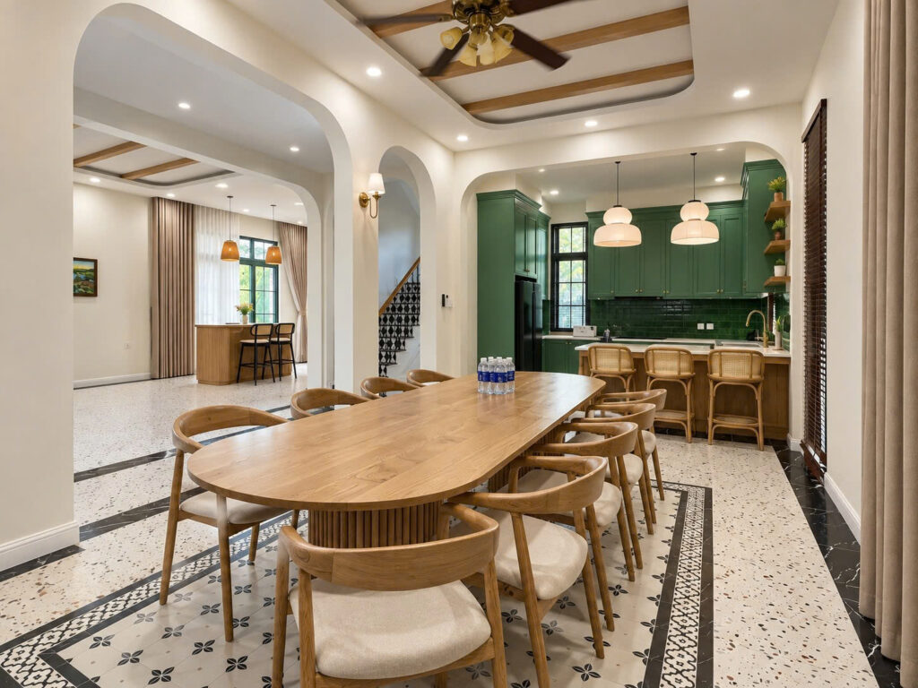 Không gian nội thất liền mạch giữa phòng ăn và phòng bếp với thiết kế vòm tinh tế do SMJA Home thực hiện