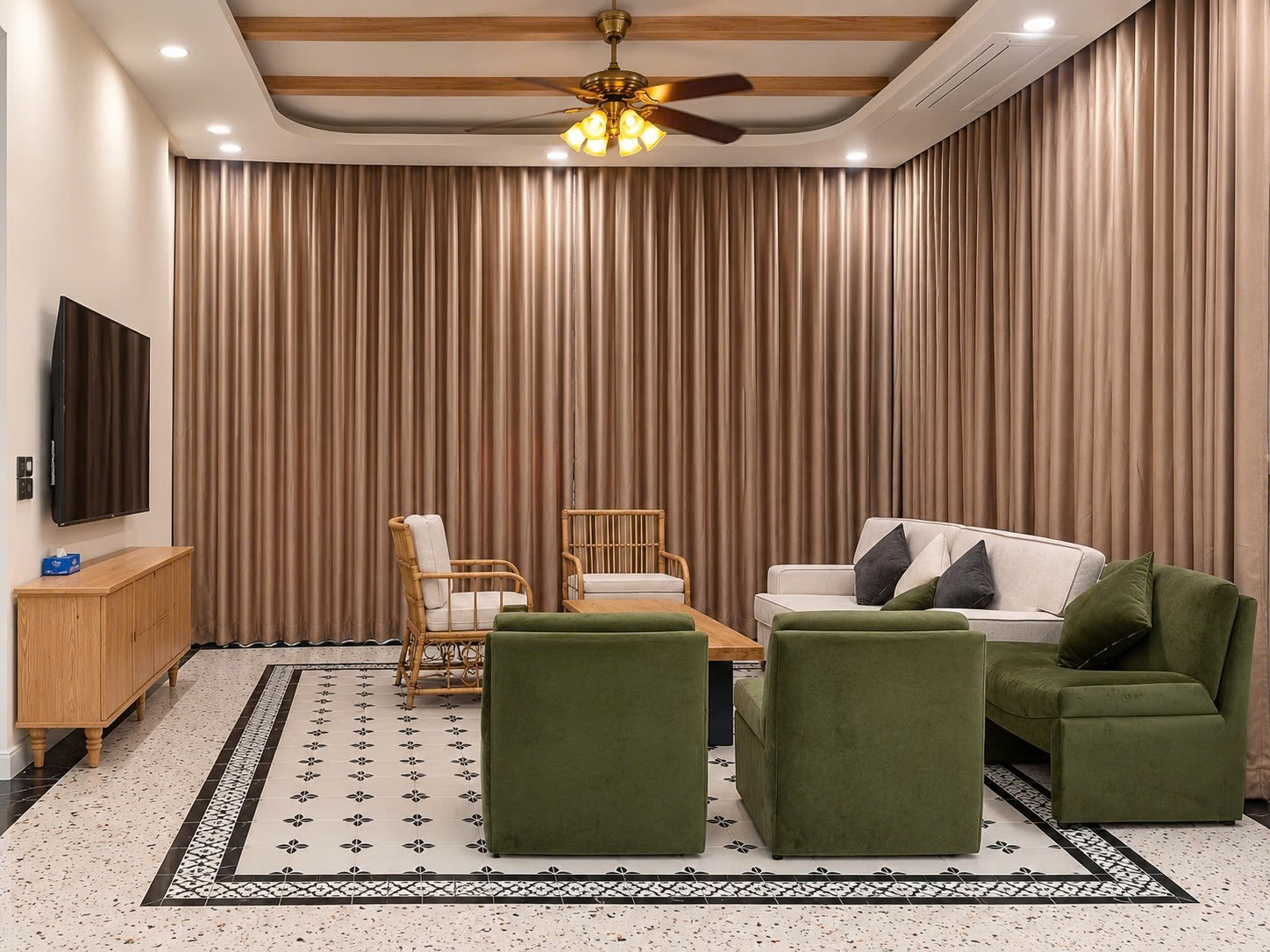 Phòng khách biệt thự thiết kế hiện đại với bộ sofa sang trọng, tông màu nâu và xanh rêu chủ đạo bởi SMJA Home