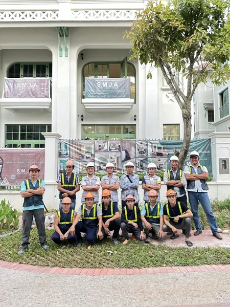Đội ngũ kỹ sư và công nhân thi công chuyên nghiệp tại công trình của SMJA Home