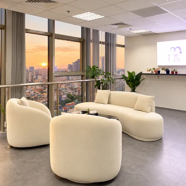 Khu vực sofa tiếp khách hiện đại và êm ái bên khung cửa kính lớn ngắm nhìn thành phố tại văn phòng ÉTé.
